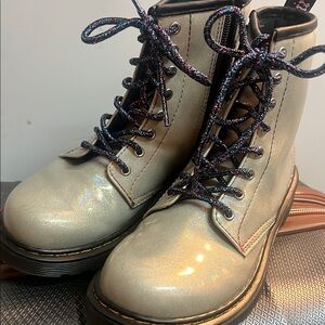 Super cute Kids Dr Martens Boots in Iridescent Gray/cream